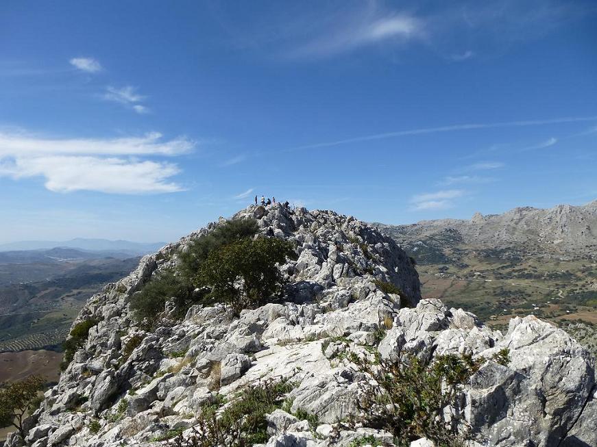 P1120346-Al fondo cumbre Peñón de Gomer.JPG